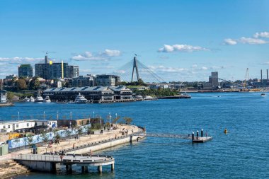Arka planda Anzac Köprüsü olan liman manzarası. Sydney, Avustralya.