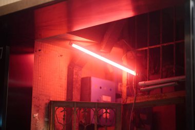 Kowloon City, Hong Kong 'daki eski bir binada gece kırmızı bir neon ışığı.