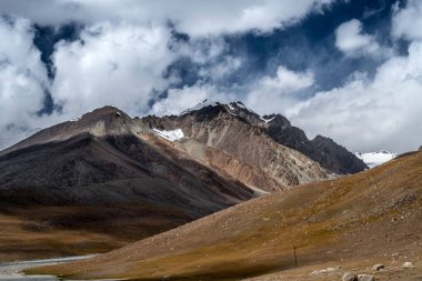Hunza Vadisi 'ndeki dağların manzarası.