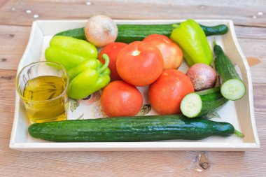 Köy salatası için malzemeler, yaz kadar ferahlatıcı ve lezzet dolu bir salata! Bu bir yaz sebze koleksiyonu, horiatiki salata.