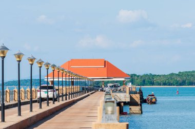 Güneşli bir günde Koh Lanta, Tayland 'da güzel bir tahta iskele ve sakin bir deniz manzarası.