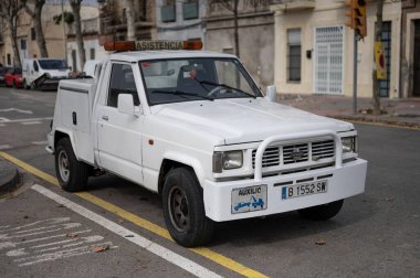Şehirde beyaz renkli bir çekici var. Nissan Devriyesi klasiği