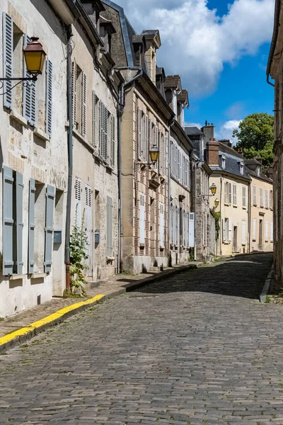 フランスの中世都市センリス古代の家のある典型的な石畳の通り — ストック写真