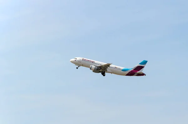 Eurowings Company Airbus A320 Plane Приземлившись Аеропорту Prat Барселоні Іспанія — стокове фото