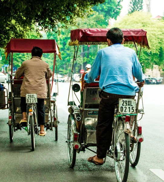 Una Hermosa Foto Dos Hombres Con Rickshaws Hanoi —  Fotos de Stock