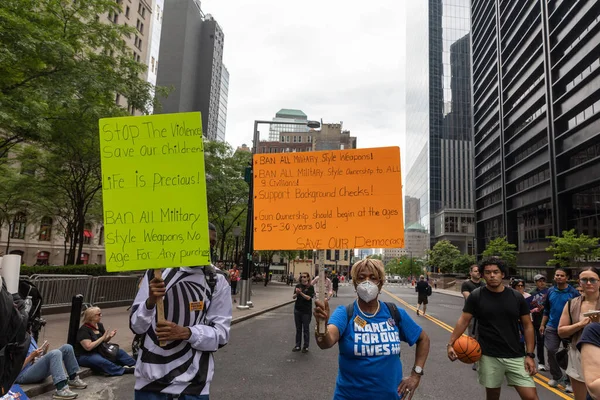 Velký Dav Protestujících Zbraní Cadman Plaza Brooklynu Přes Brooklynský Most — Stock fotografie