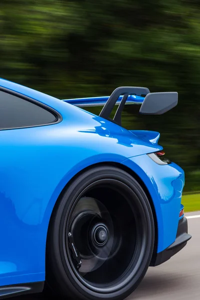 Pystysuora Laukaus Modernin Sinisen Porsche 911 Gt3 Urheiluauton Takapyörästä Näkyvissä — kuvapankkivalokuva