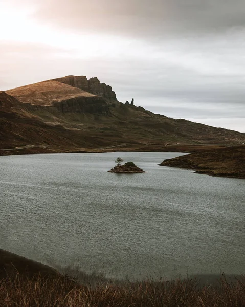 Vertical Shot Lake Rock Formations Gloomy Day Isle Skye Scotland — Stock Photo, Image