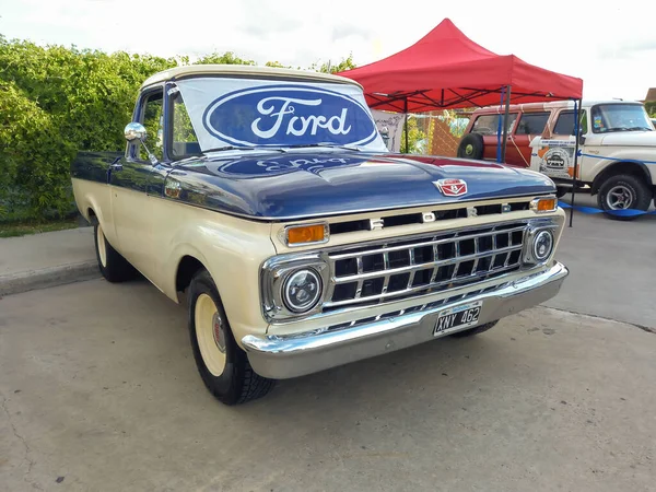 Ford Logo Ovale Blu Bandiera Del Marchio Sul Parabrezza Vecchio — Foto Stock