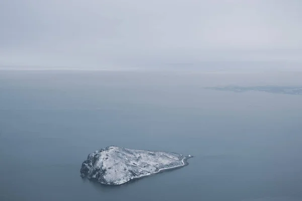Okyanusun Ortasında Karla Kaplı Küçük Bir Adanın Kuş Bakışı Görüntüsü — Stok fotoğraf