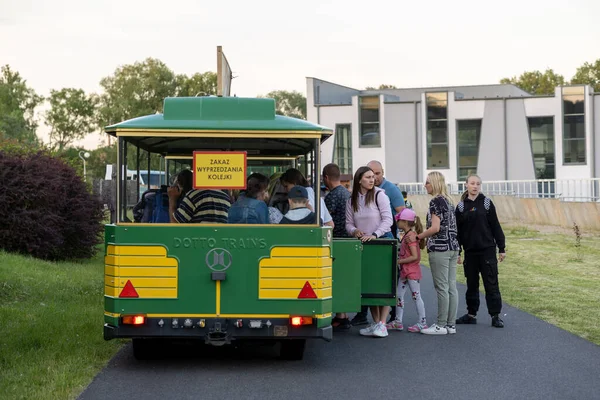 Personnes Attente Dans Petit Train Coloré Dans Nouveau Zoo Poznan — Photo