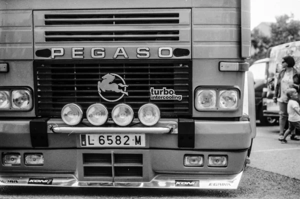 Spanje Grote Vrachtwagen Maat Geparkeerd Straat Pegaso Troner — Stockfoto