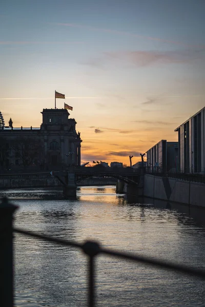 Вертикальний Знімок Будівель Берліні Біля Річки Під Час Заходу Сонця — стокове фото