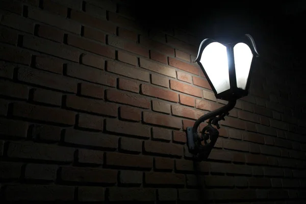 Eine Flache Aufnahme Einer Beleuchteten Wandlampe Draußen Einer Ziegelmauer Der — Stockfoto