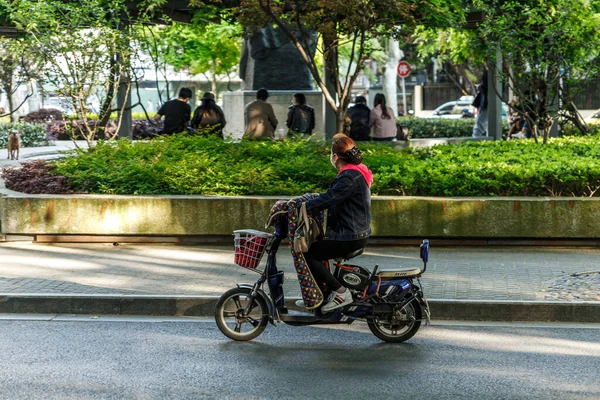 Una Mujer Montando Una Moto Calle —  Fotos de Stock