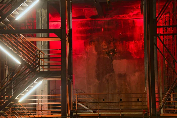 Una Scala Metallo Rosso Illuminato Notte Sul Sito Della Miniera — Foto Stock