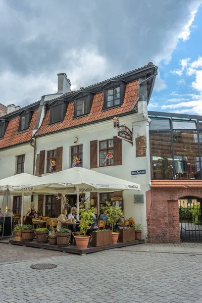Polonya Nın Torun Kentindeki Güzel Geleneksel Binaların Önündeki Bir Kafenin — Stok fotoğraf