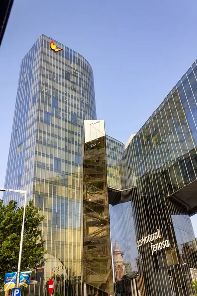 Una Moderna Torre Vetro Nel Parco Della Barceloneta — Foto Stock