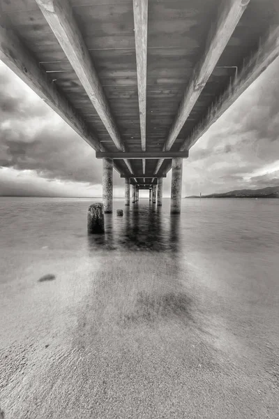 Plano Vertical Hermoso Puente Construido Sobre Agua Blanco Negro — Foto de Stock