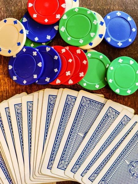 Μια Κορυφαία Άποψη Του Πόκερ Παίζοντας Μάρκες Και Κάρτες Στο — Φωτογραφία Αρχείου