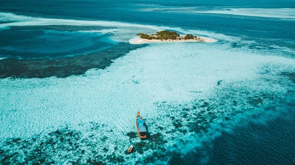 Una Vista Aérea Hermoso Paisaje Marino Con Barcos Una Pequeña —  Fotos de Stock