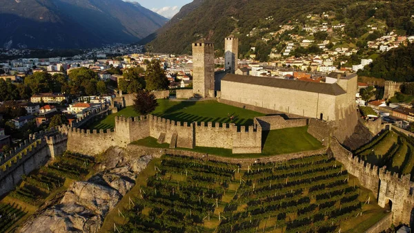 İsviçre Bellizona 'daki Montebello Kalesi' nin havadan görüntüsü.