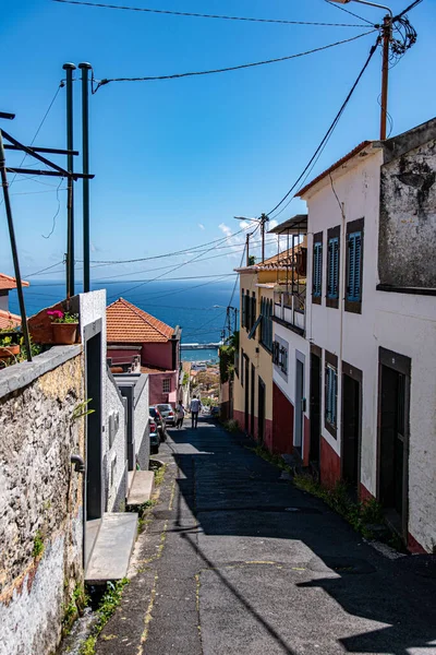 Pionowe Ujęcie Alejki Asfaltowej Pomiędzy Domami Prowadzącymi Morza Funchal Madera — Zdjęcie stockowe