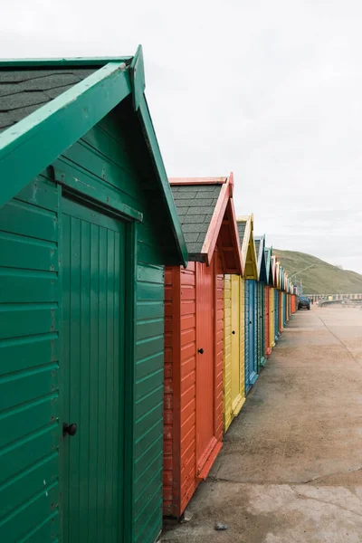 Een Verticaal Shot Van Kleurrijke Strand Hutten West Cliff Van — Stockfoto