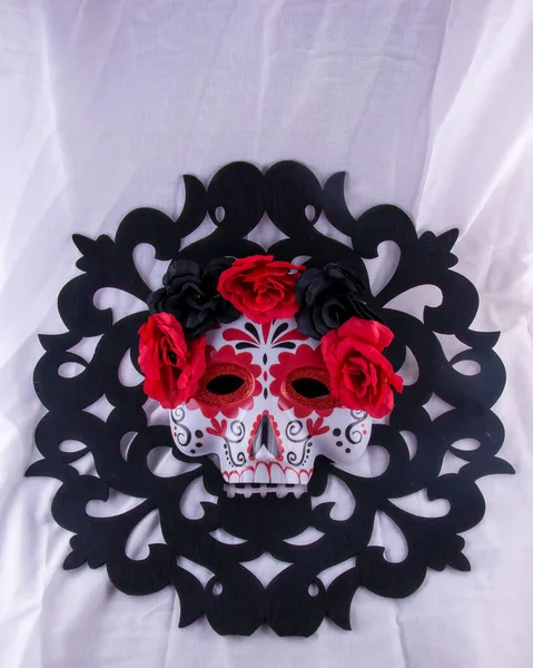 Een Verticaal Shot Van Rood Zwart Day Dead Masker Geïsoleerd — Stockfoto