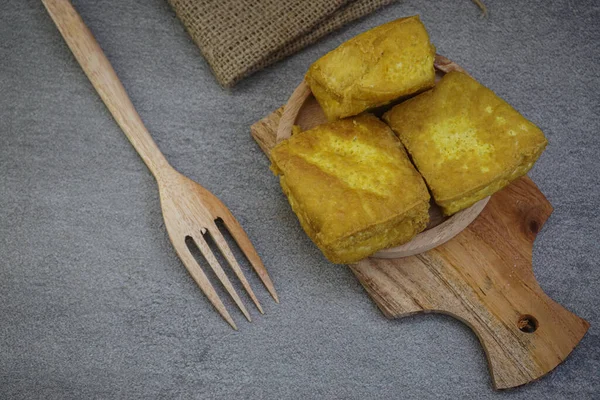 Detailní Záběr Smaženého Tofu Dřevěné Kuchyňské Desce — Stock fotografie