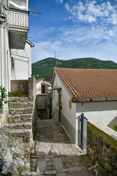 意大利坎帕尼亚山区Petina老房子之间的一条狭窄的街道 — 图库照片