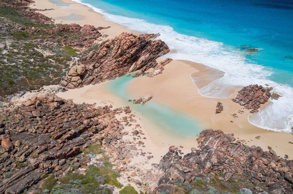 Een Betoverende Opname Van Een Heldere Blauwe Oceaan Een Heldere — Stockfoto