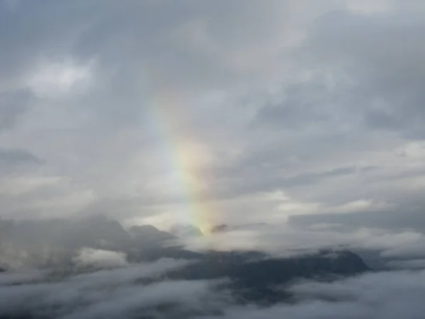 Bunter Regenbogen Hoch Bewölkten Himmel Über Dem Yushan Gebirge Taiwan — Stockfoto