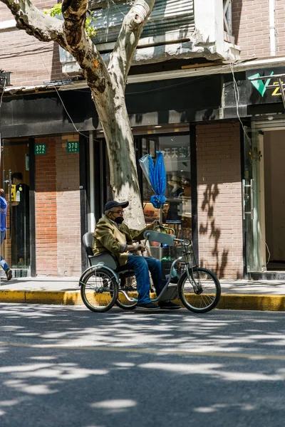 通りに彼のハンドサイクルに乗って男の垂直ショット — ストック写真