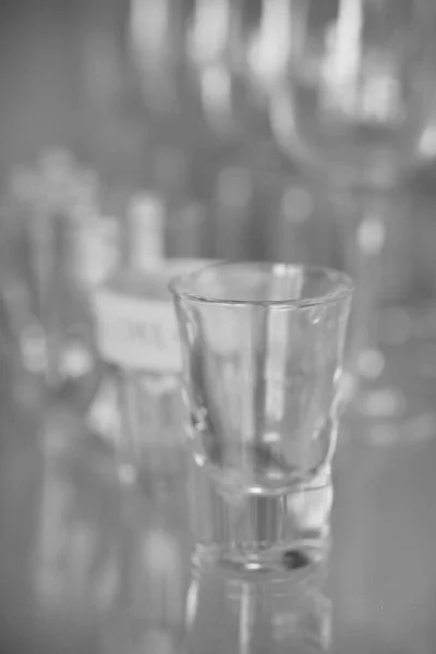灰色の背景に隔離されたガラスカップの垂直ショット — ストック写真