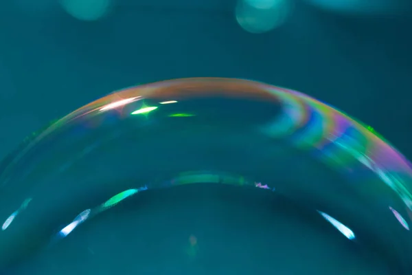 緑の泡に反射したライトのクローズアップショット — ストック写真