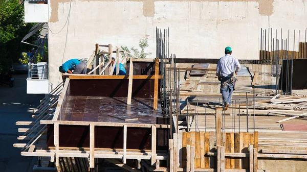 建設労働者は 建設財団のための鉄の列を構築するために働いています ボロス ギリシャ 2022 — ストック写真