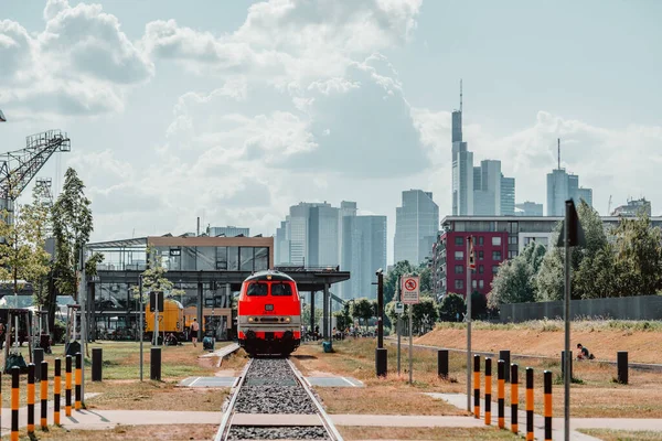 Bir Kırmızı Tren Şehir Tren Istasyonundan Şehir Binalarının Arka Planına — Stok fotoğraf