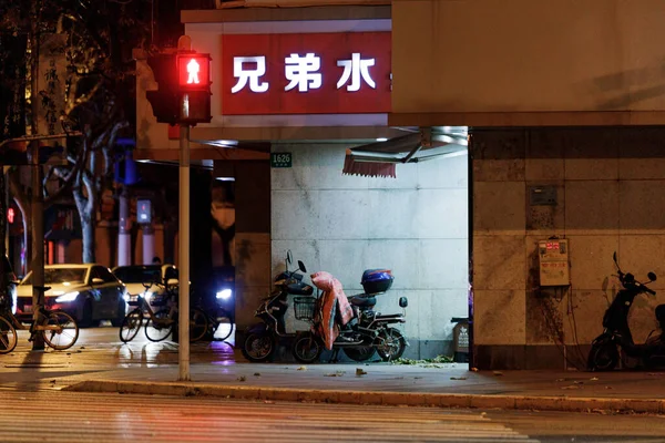 Куча Мотоциклов Велосипедов Припаркованных Обочине Улицы Шанхае Ночью — стоковое фото