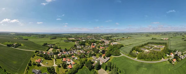 Ett Panorama Över Natursköna Gröna Landskap Med Mysiga Lantliga Hus — Stockfoto