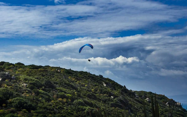 Uma Bela Foto Homem Parapente Sobre Uma Paisagem Montanhosa — Fotografia de Stock