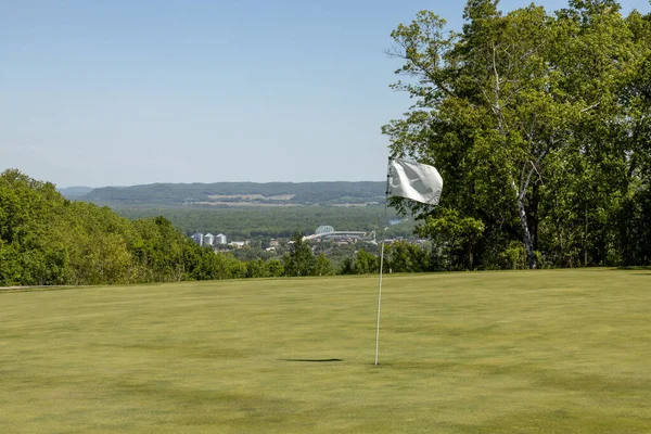 Uma Vista Panorâmica Campo Golfe Com Uma Bandeira Branca Com — Fotografia de Stock