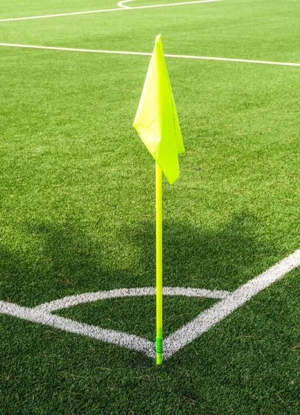 Tiro Vertical Uma Bandeira Canto Verde Canto Campo Futebol — Fotografia de Stock