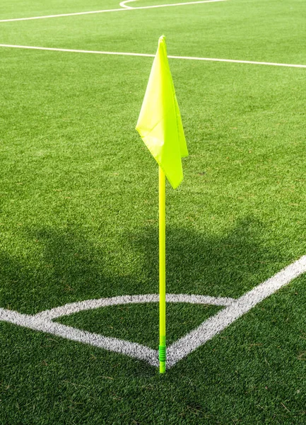 Colpo Verticale Una Bandiera Verde All Angolo Campo Calcio — Foto Stock