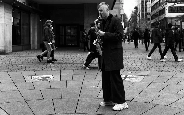 Stuttgart Alemania Noviembre 2021 Koenigstrasse Joven Músico Callejero Tocaba Saxofón —  Fotos de Stock