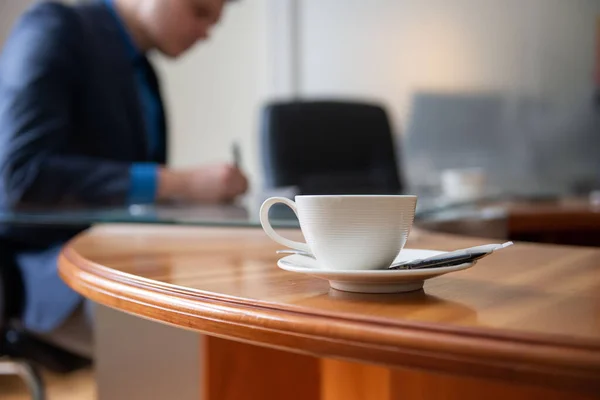 Tazza Caffè Bianco Una Scrivania Dell Ufficio Concetto Riunione Affari — Foto Stock