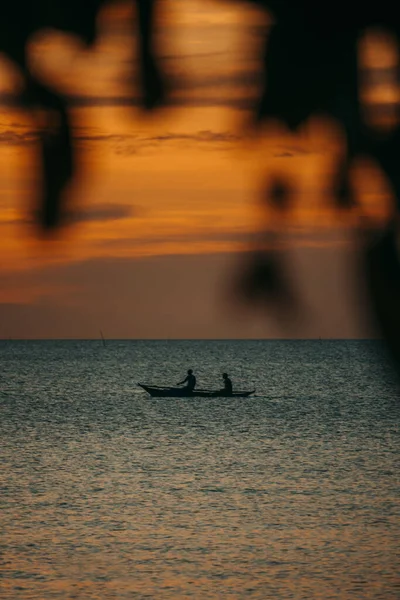 Disparo Vertical Dos Personas Barco Navegando Mar Atardecer — Foto de Stock