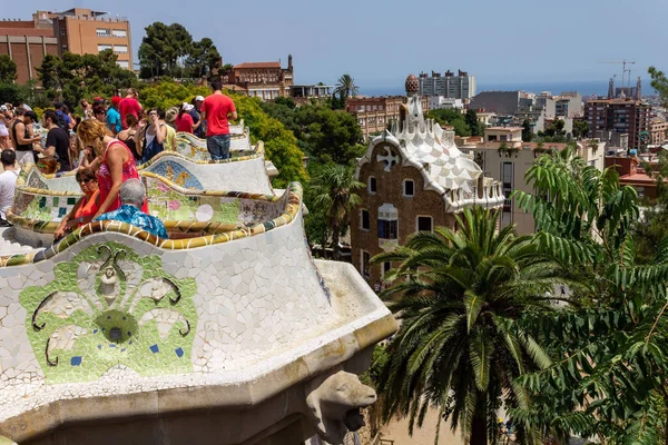 Wielu Turystów Głównym Tarasie Parku Guell Barcelonie Hiszpania — Zdjęcie stockowe