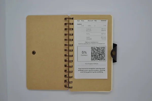 Horní Pohled Hnědé Barvy Notebook Recyklovaný Papír Kroužek Účtenkou Bílém — Stock fotografie