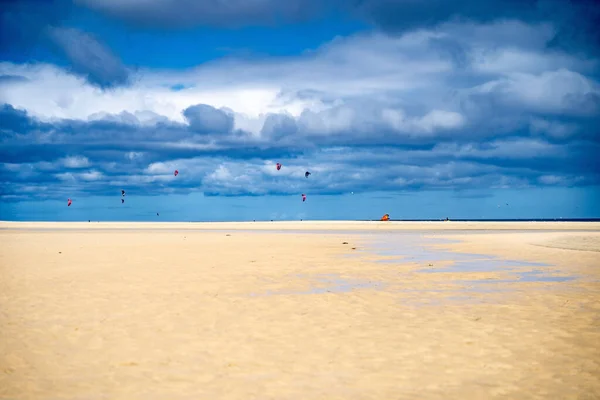 Viele Drachen Fliegen Tagsüber Über Über Einem Strand Auf Fuerteventura — Stockfoto